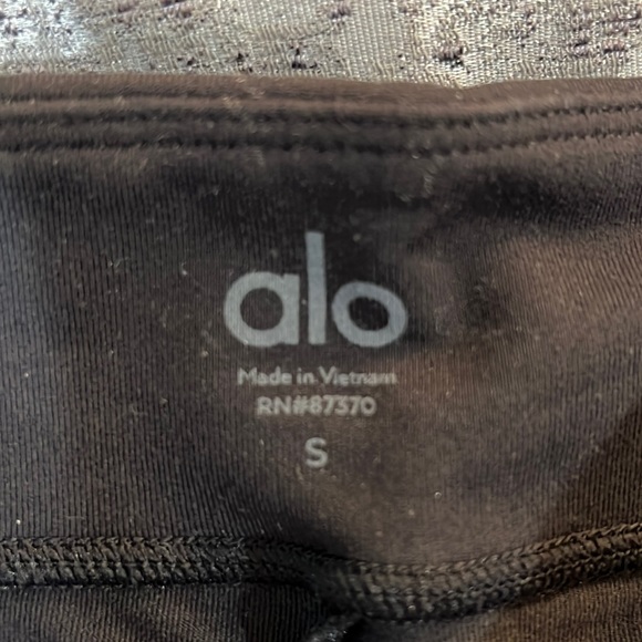 Alo Airbrush High-Waist Flutter Legging - Picture 3 of 5